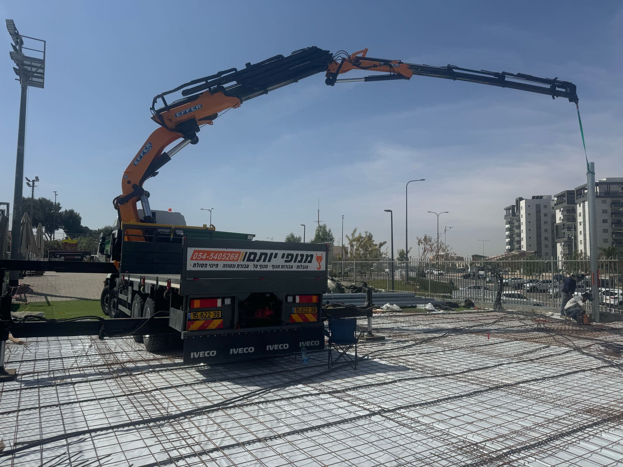 משאית מנוף של מנופי יותם בעבודת הנפה באתר